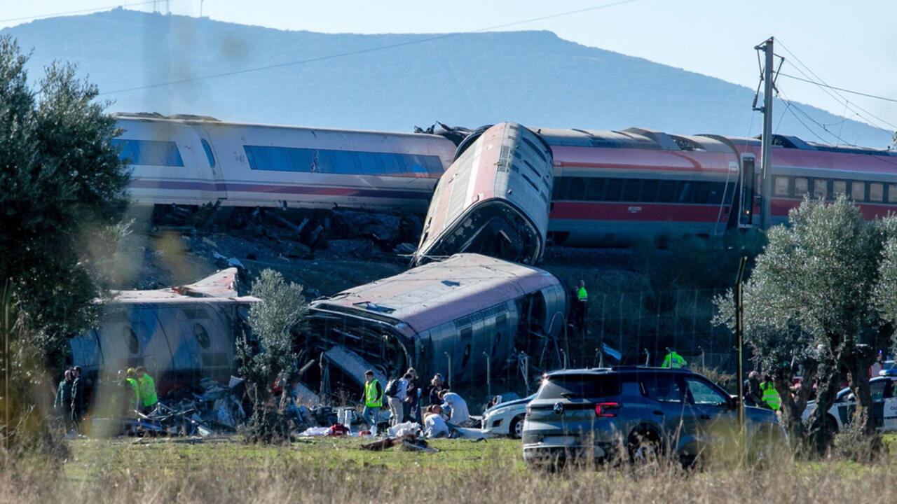 Al menos 30 muertos en España tras la colisión de dos trenes
