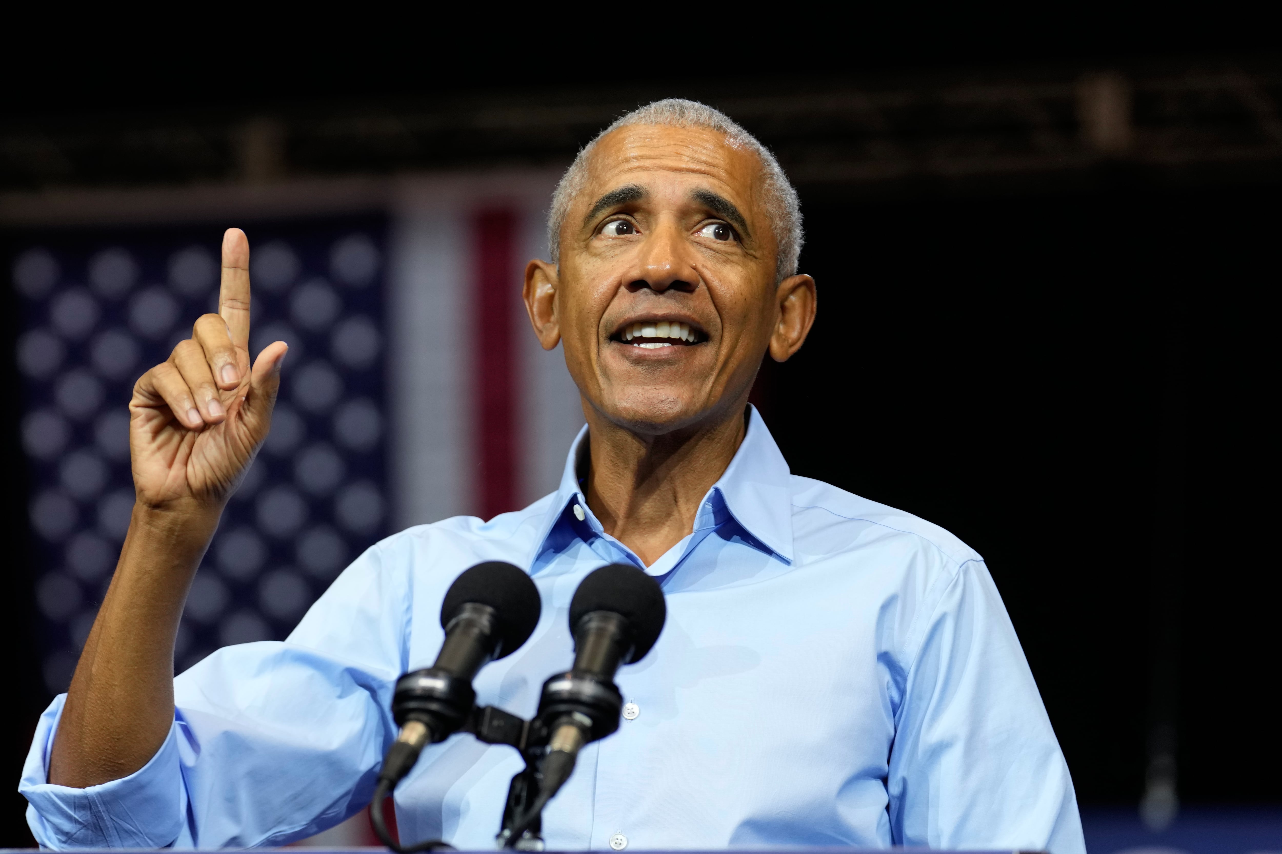 Obama regresa a la batalla electoral: arremete con dureza contra “la indecencia” de Trump y contra “la crueldad” de Ramaswamy