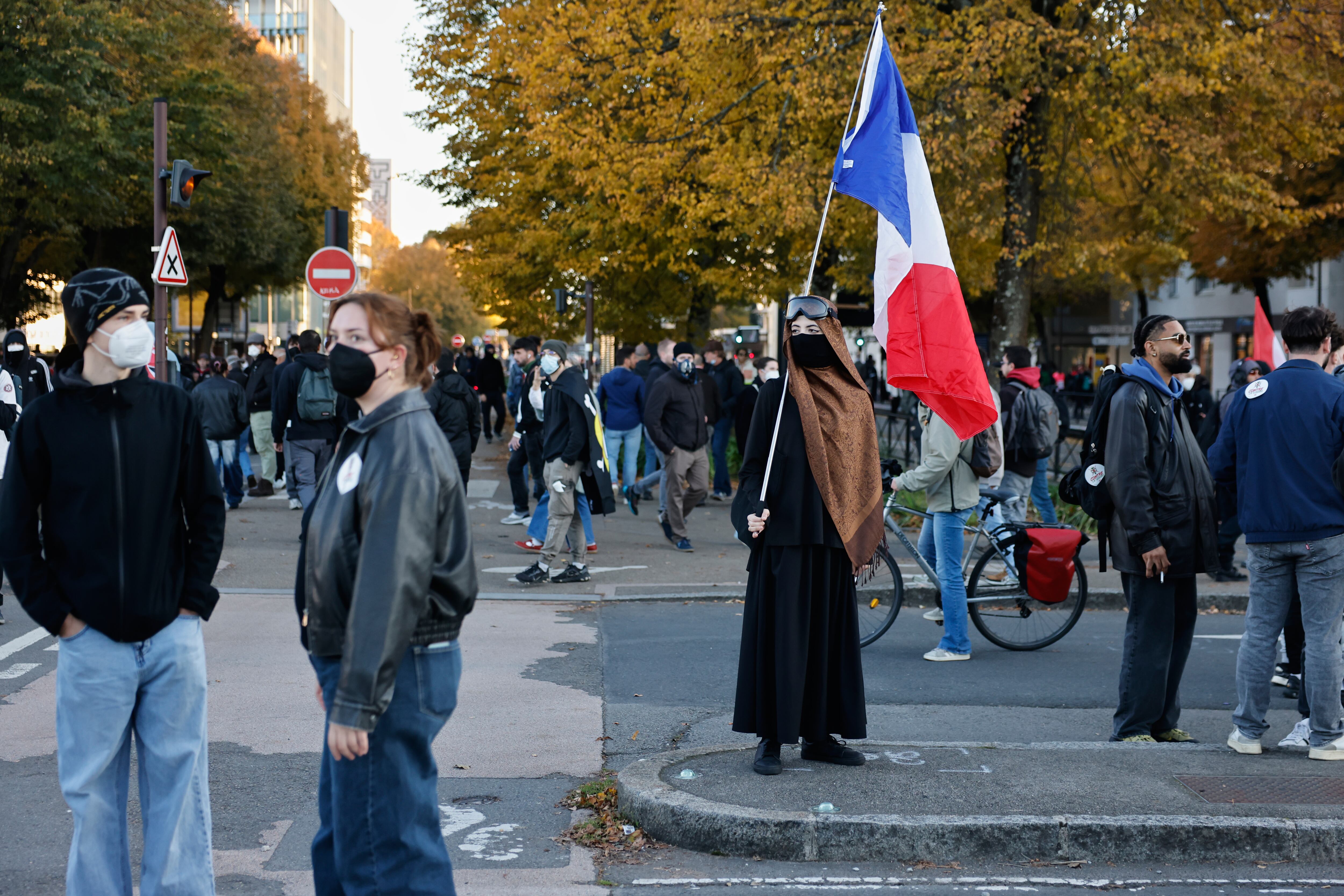 Más de 300.000 franceses salen a la calle por tercer fin de semana para protestar por el coste de la vida