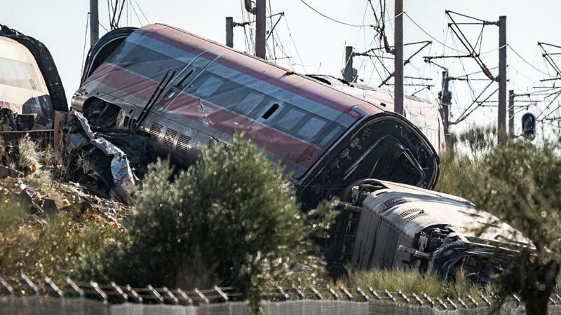 Cómo el tren de alta velocidad de España pasó de ser un modelo mundial a sufrir dos terribles accidentes en menos de un año