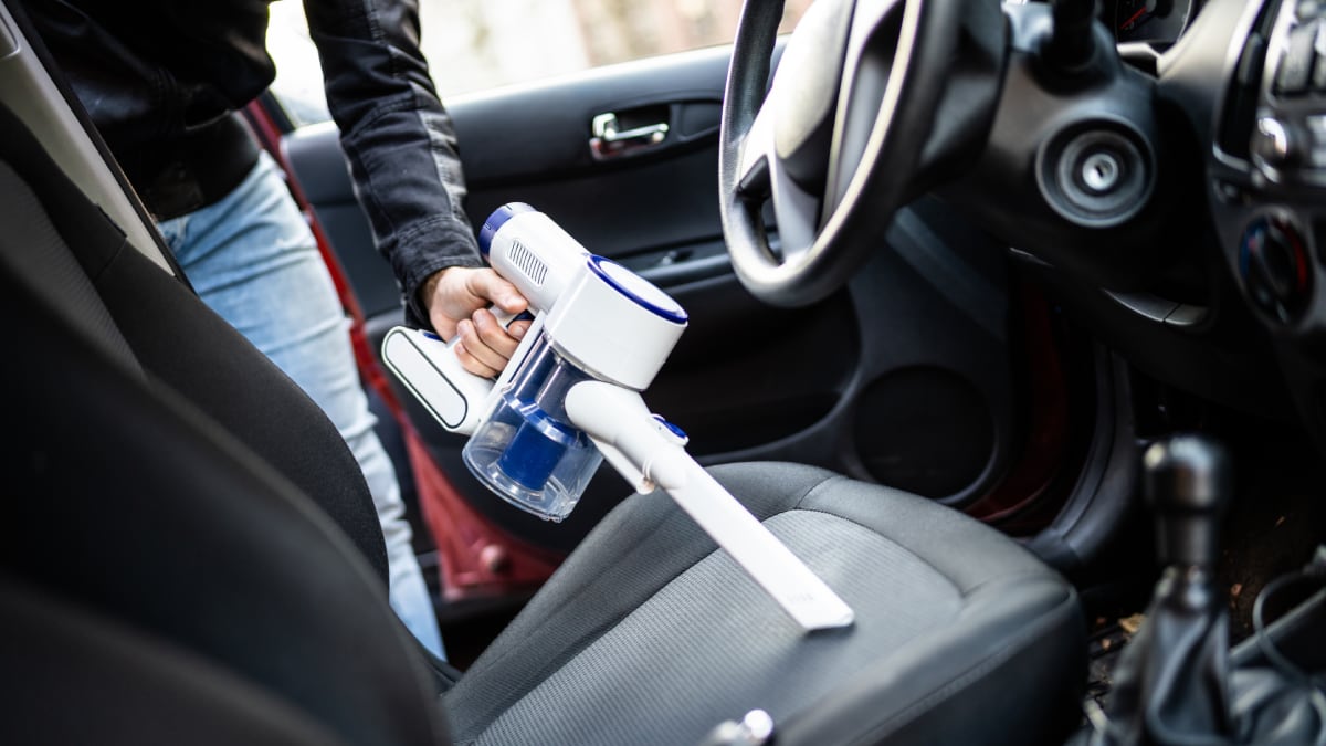 El aspirador de mano mejor valorado de Amazon que cabe perfectamente en la puerta del coche