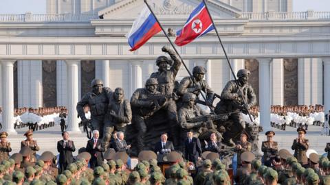 Kim Jong Un inaugura monumento a soldados norcoreanos caídos en Ucrania