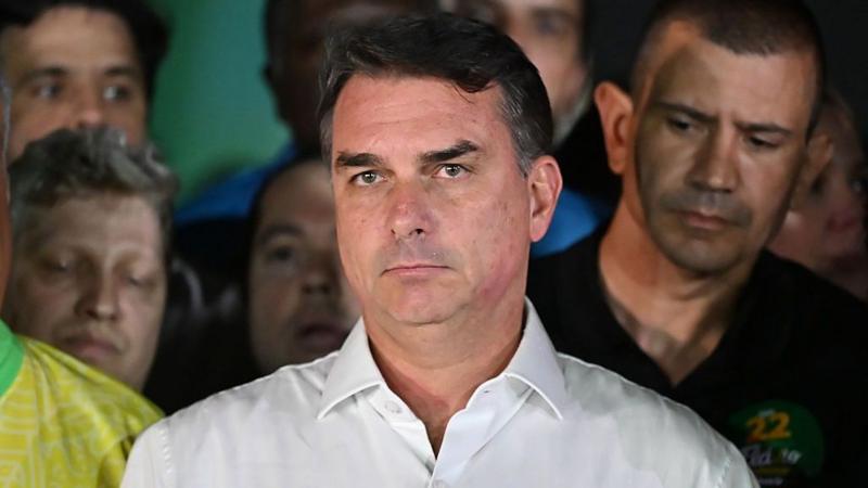 Argentina confirmó que Flávio Bolsonaro cruzó desde Brasil y luego voló a Ecuador; el excandidato presidencial estaría camino a EE.UU.