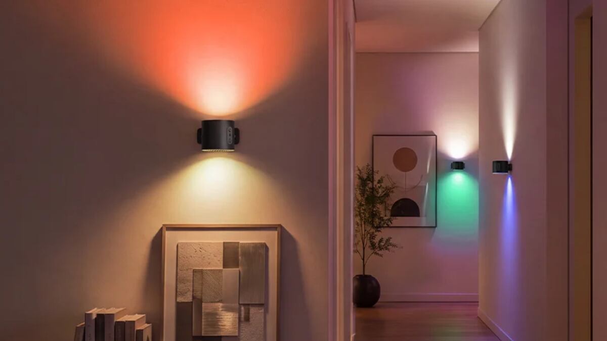 Estas lámparas de pared funcionan sin cables y se controlan con mando a distancia