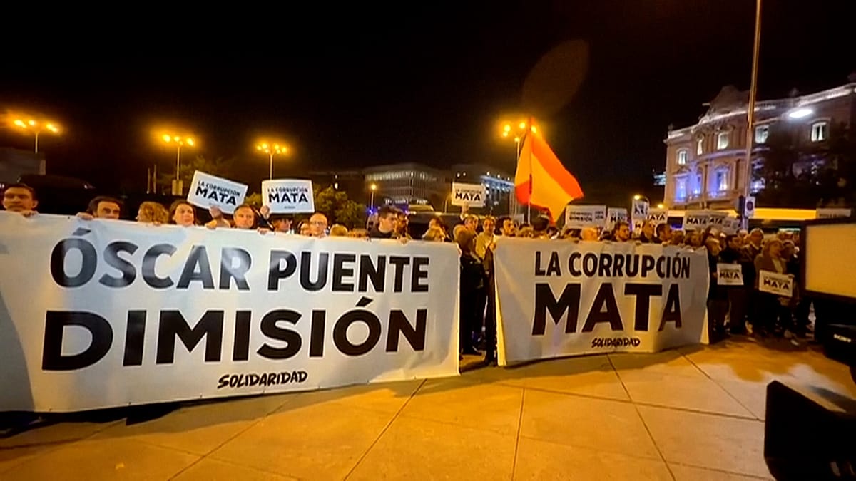 España: Madrid llora a las víctimas del tren mientras los equipos de rescate trabajan de noche