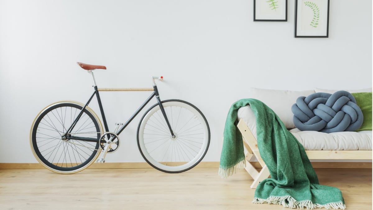 La solución para guardar una bicicleta en casa ocupando el mínimo espacio