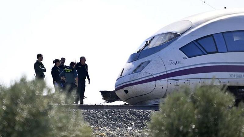 "Reanude con marcha normal": qué dicen las grabaciones de las llamadas entre el operador y los maquinistas de los trenes que chocaron en España