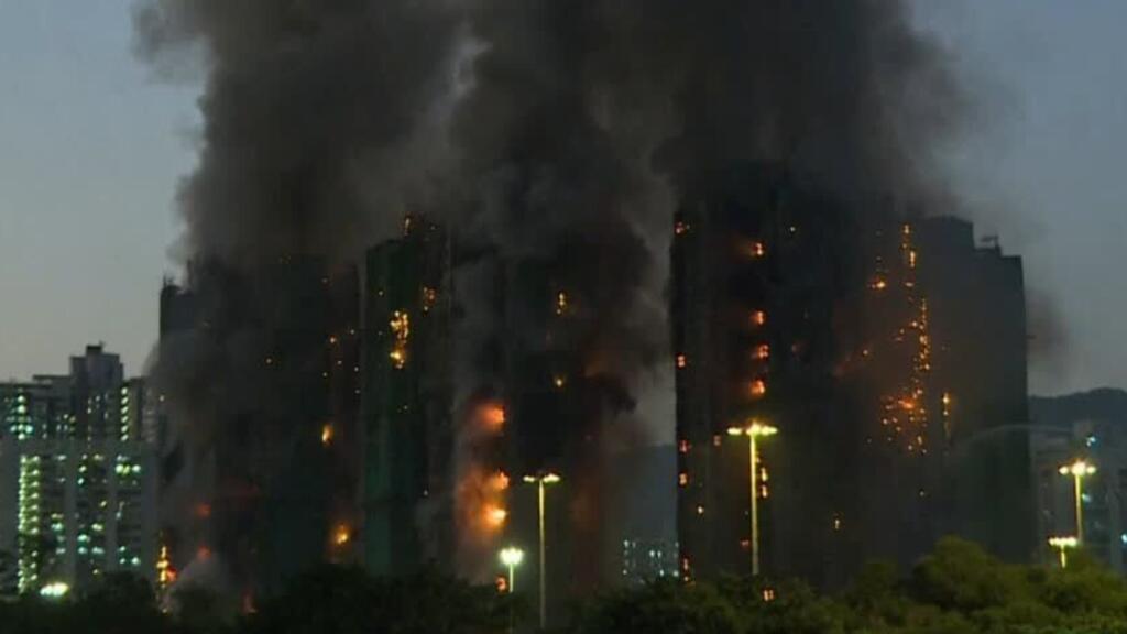 Investigación por incendio en Hong Kong en 2025 evidencia responsabilidad de constructora y Gobierno