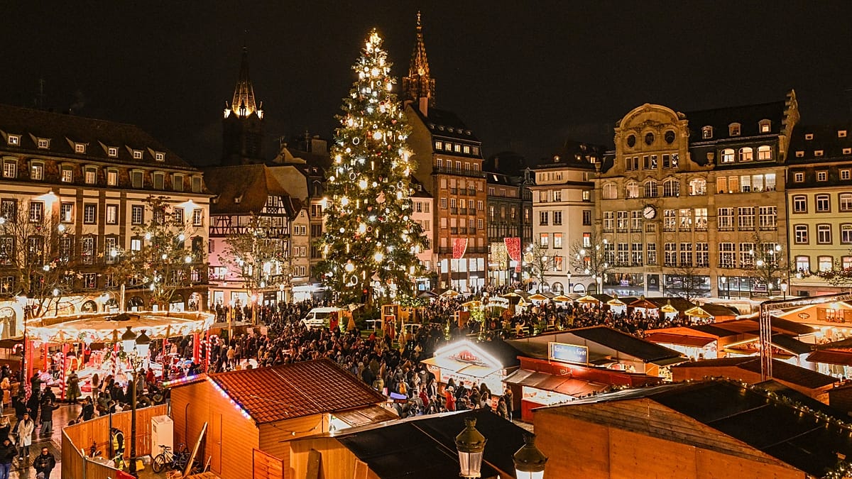 Estrasburgo instala su gran árbol de Navidad pese a los temores de disturbios
