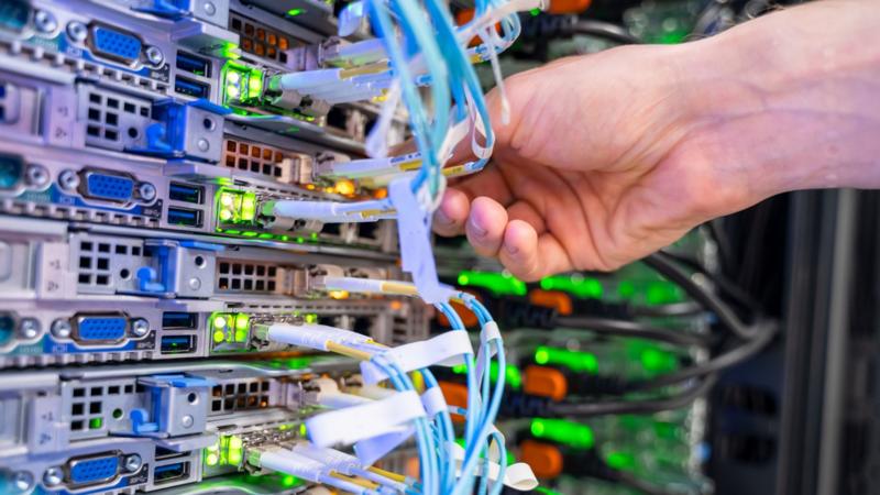 Qué es la fotónica y cómo puede lograr que los centros de datos de la IA consuman menos agua y energía