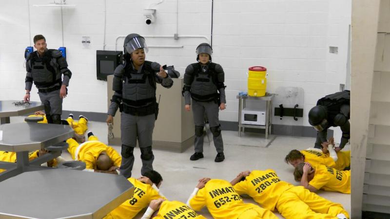 Qué fue el experimento Stanford y por qué causa polémica que Netflix haga un "reality" carcelario basado en él