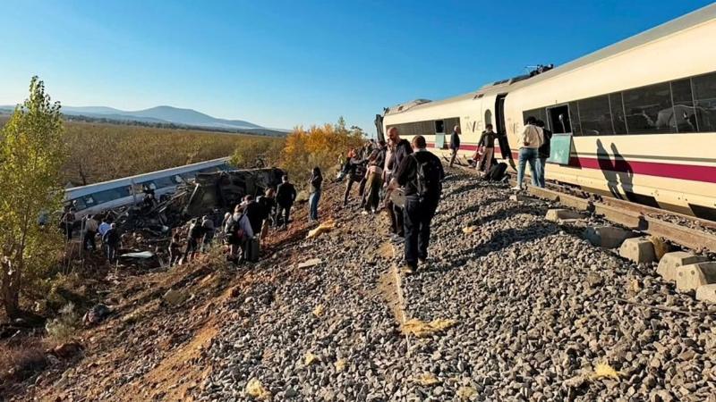 Qué se sabe del choque de dos trenes de alta velocidad en España que dejó decenas de muertos